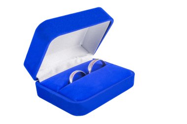 Alyans beyaz arka plan üzerinde bir hediye kutusunda