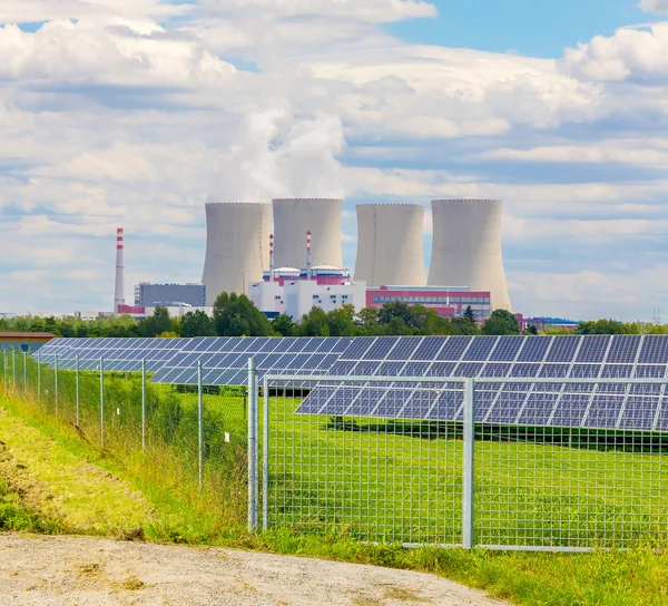 チェコ共和国のヨーロッパでの太陽電池パネルと火力発電所 — ストック写真