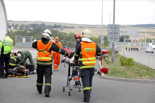 Tjeckien, Plzen, 30 September, 2015:Czech räddningsteam, helikopter evakuera skadad efter en bilolycka den 30 September. 2015. — Stockfoto
