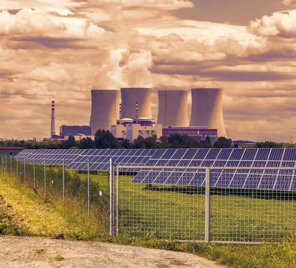 Central térmica con paneles solares en la República Checa Europa, cielo del atardecer — Foto de Stock