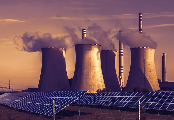 Centrale thermique avec panneaux solaires en République tchèque Europe — Photo