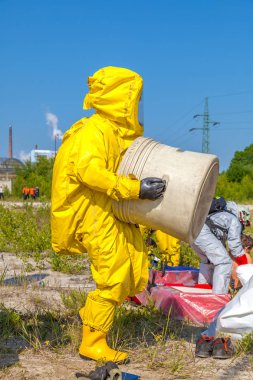 Adam sarı koruyucu hazmat uygun