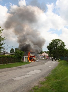 Vstis, Çek Cumhuriyeti - 9 Mayıs, 2013: yangın kamyon köyün ortasında yangında itfaiye yardıma gel.