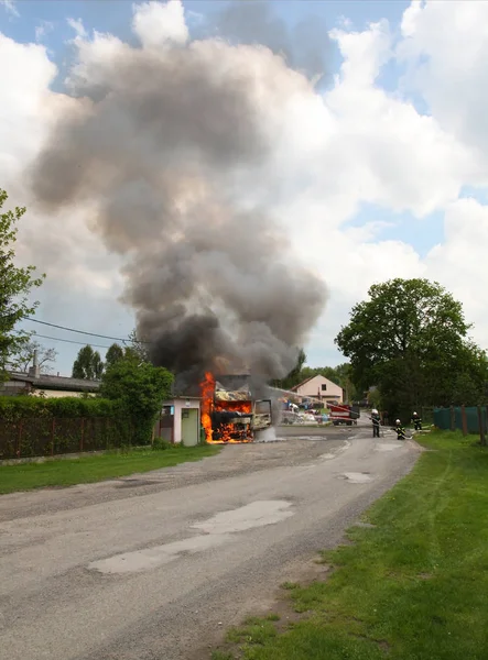 VSTis, Tjeckien - 9 maj 2013: brandbil i eld mitt i byn, brandmän kommer att hjälpa. — Stockfoto