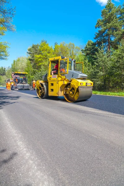 CZECH REPUBLIC, PLZEN,7 MAY, 2016:Asphalt spreading machine and vibration roller  at pavement road works. — Stock Photo, Image
