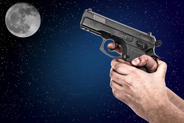 Handen håller en pistol som isolerad på bakgrunden — Stockfoto