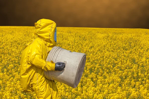 Vista del campo de violación amarillo y los hombres en traje protector de materiales peligrosos — Foto de Stock