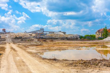 Bulutlu gökyüzü olan inşaat alanı