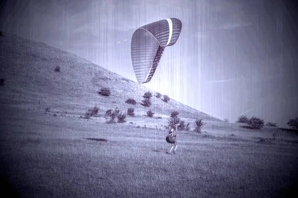Paraglider over de groene vallei. Oude foto. — Stockfoto