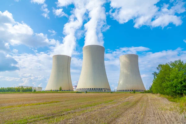 Värmekraftverk med mulen himmel — Stockfoto