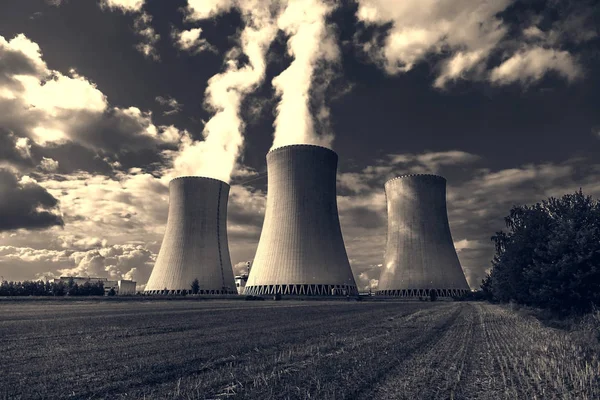 Wärmekraftwerk mit dramatischem Himmel — Stockfoto