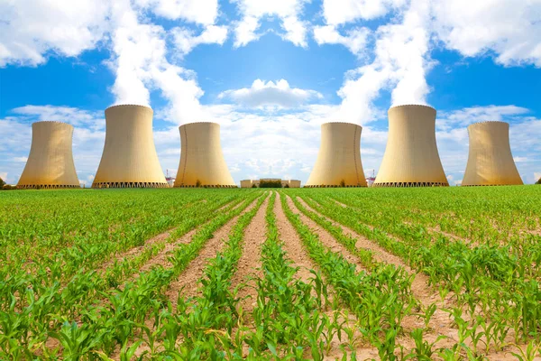 Wärmekraftwerk mit Maisfeld — Stockfoto