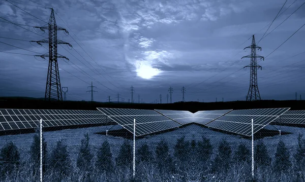 Güneş enerjisi panelleri elektrik pilon gece ile