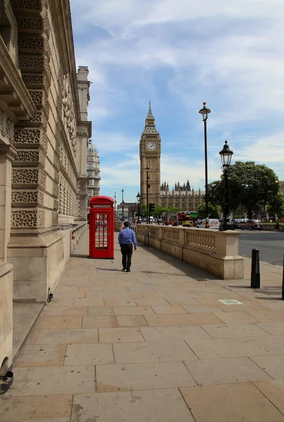 London, Großbritannien - 15. Juli 2013: Big Ben und Telefonzellen in London — Stockfoto