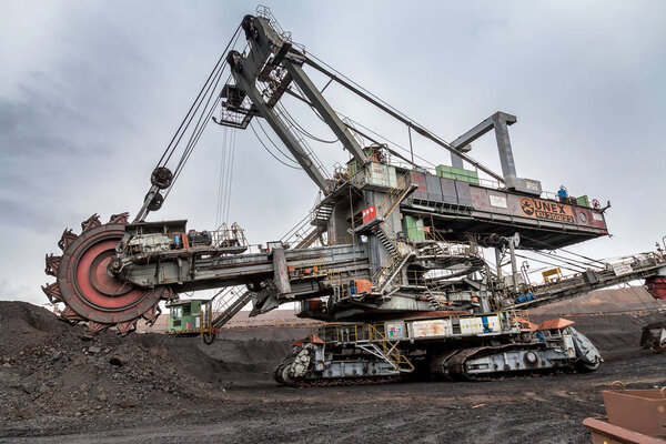 ЧЕШСКИЙ РЕСПУБЛИК, МОСКВА - 23 СЕНТЯБРЯ 2015 г.: гигантский экскаватор с ковшовым колесом, угольная шахта

