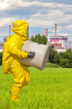 Adam sarı koruyucu hazmat uygun, Fabrika arka planda