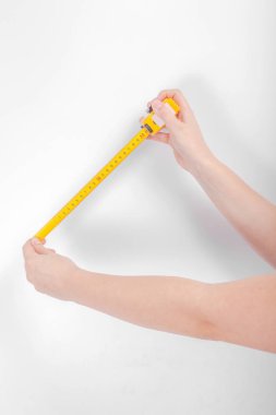 Elinde beyaz şerit metre