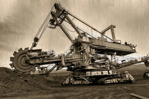 REPÚBLICA CHECA, MÁS - 23 DE SEPTIEMBRE DE 2015: Excavadora de ruedas de cubo gigante, mina de carbón. Foto vieja . — Foto de Stock