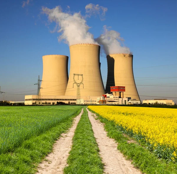 Centrale nucleare Temelin con campo di colza, Repubblica Ceca — Foto Stock