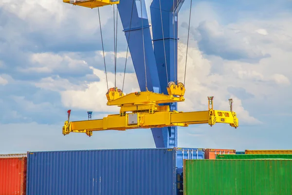 Nyrany terminal kontenerowy w Czeskiej Republic.Industrial dźwig załadunku kontenerów. — Zdjęcie stockowe