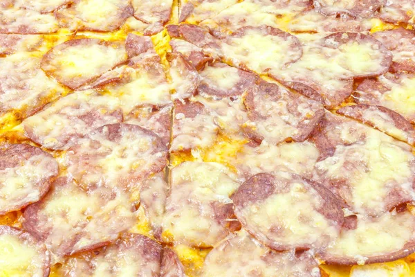Pizza mit Salami und Käse als Hintergrund — Stockfoto