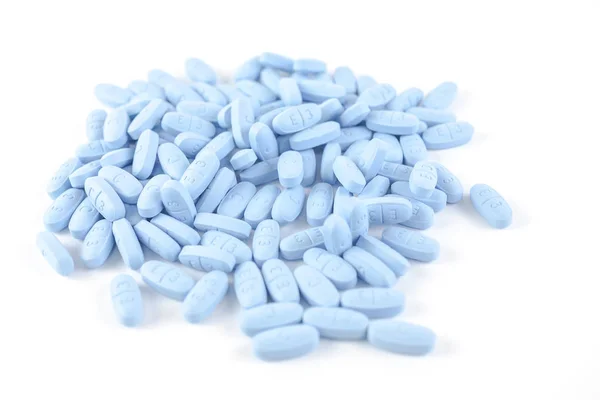 Pastillas azules sobre fondo blanco — Foto de Stock