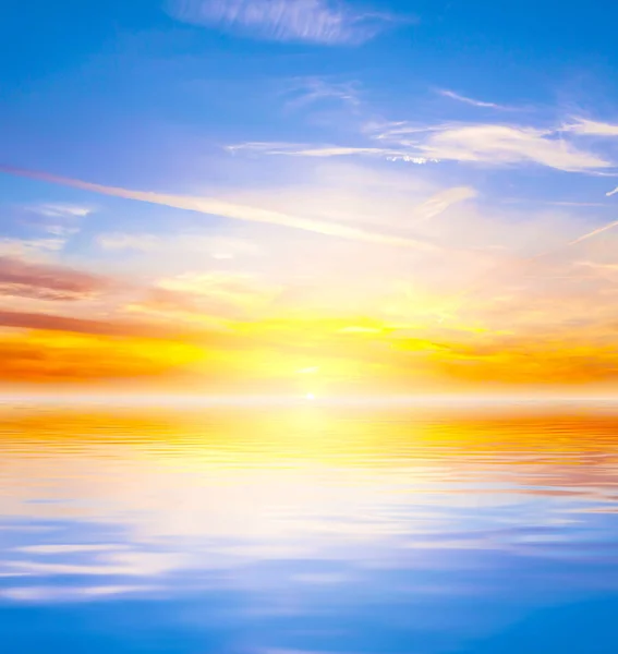Solnedgang reflektert i vann – stockfoto