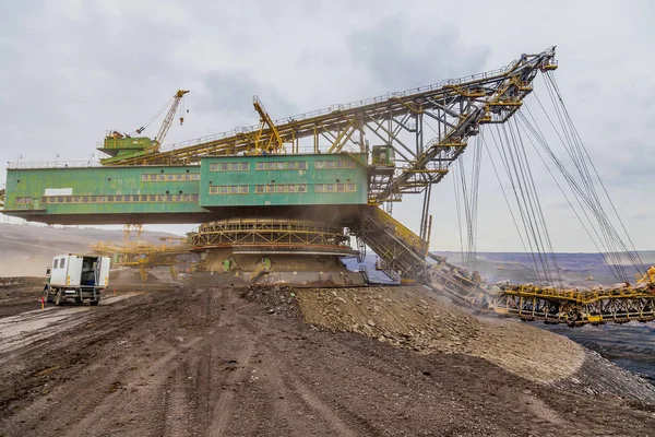 Excavadora gigante en mina de carbón superficial — Foto de Stock