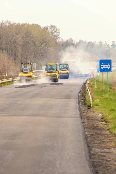 REPUBBLICA CECA, PLZEN, 7 MAGGIO 2016: Macchina per la diffusione dell'asfalto e rullo vibrante nei lavori stradali di pavimentazione . — Foto Stock