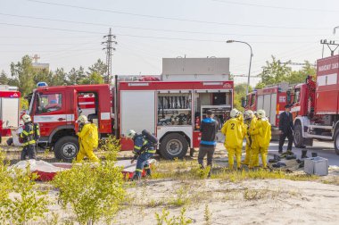 Çek Cumhuriyeti, Dobrany, 4 Haziran 2014: tehlikeli madde ve itfaiye araçları uygun koruyucu Mans