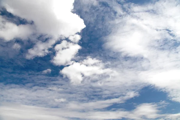 Blå himmel med skyer som bakgrunn – stockfoto