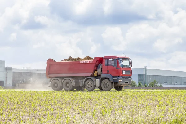 DUKOVANY, CZECH REPUBLIC MAY 28, 2014:Dump truck Tatra on green field — Stock Photo, Image