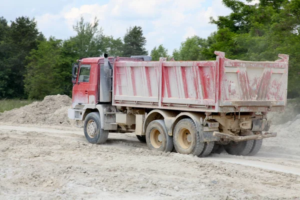 Camion à benne basculante Tatra travail dans la carrière — Photo