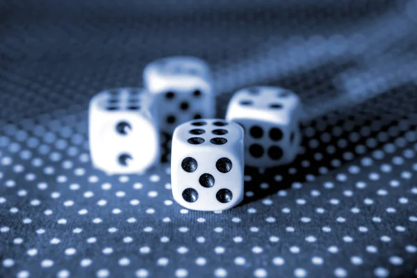 Gördülési a kocka koncepció üzleti kockázat, esély, jó szerencse, vagy a szerencsejáték — Stock Fotó