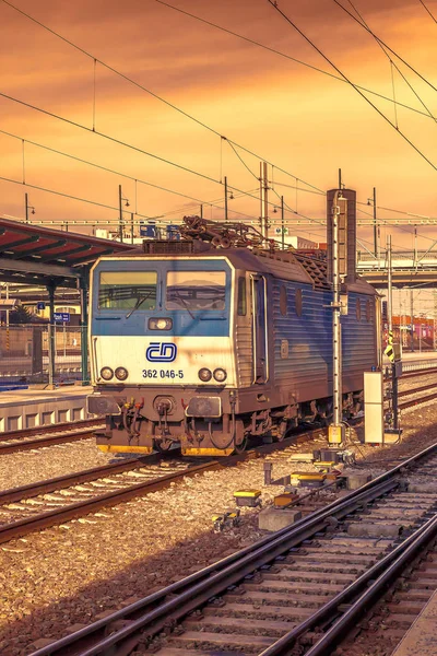 Plzen, Czech Republic - Februar 25, 2017 - Blue and gray electric locomotive at sunset — Stock Photo, Image