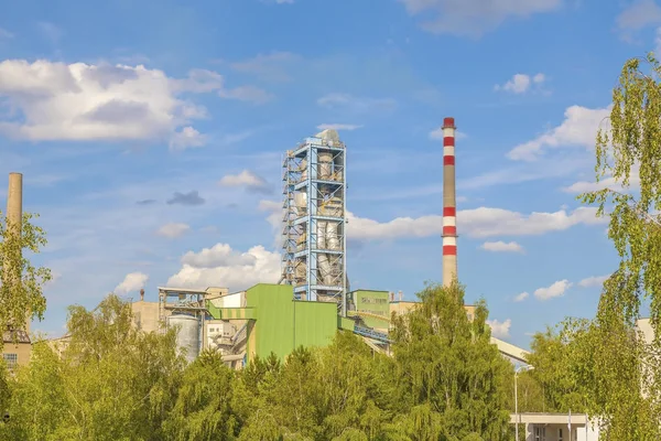 Vy av en cementfabrik med blå himmel — Stockfoto