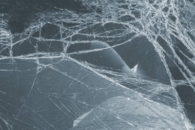 araba kazasında kırık ön cam