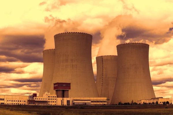 チェコ共和国の日没時の原子力発電所テメリン — ストック写真
