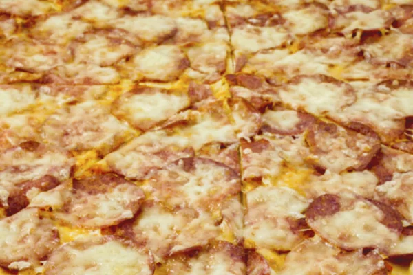 Pizza Mit Salami Und Käse Als Hintergrund — Stockfoto