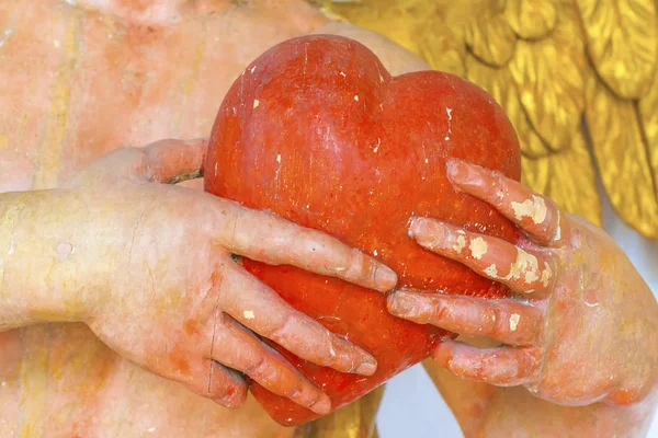 Руки Статуи Держат Красное Сердце — стоковое фото