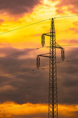 Gün batımında gökyüzünde elektrik hattı