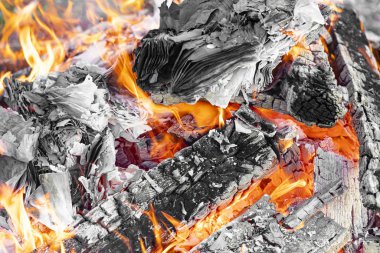 Yanan odun, kor ve odunlar yanıyor. Kamp ateşi.