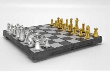 Beyaz arkaplanda satranç taşları var.