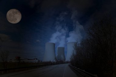 Nükleer enerji santrali Temelin ile gece gökyüzü ile ay, Çek Cumhuriyeti.