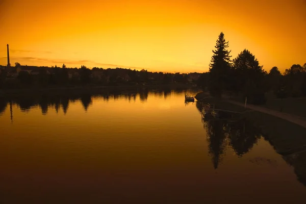 Krajina Řekou Vpředu Tekoucí Při Západu Slunce — Stock fotografie