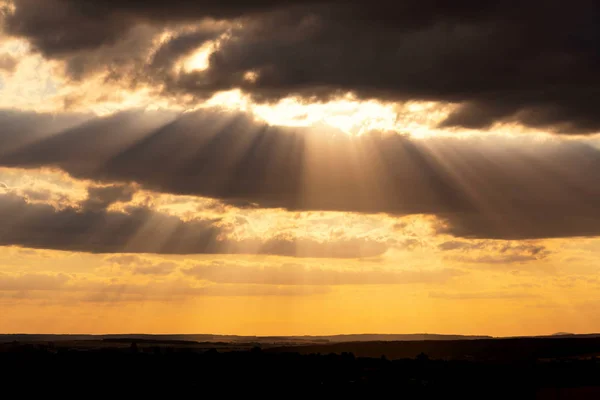 Utrolige Dramatiske Solnedgangskyer Med Levende Farger – stockfoto