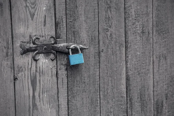 Blue Padlock Wooden Door — ストック写真