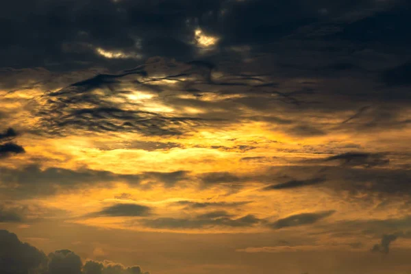 Dramatisk Fargerik Himmel Med Skyer Ved Solnedgang Naturbakgrunn – stockfoto