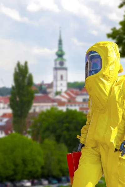 Muž Žlutém Ochranném Obleku Městě Epidemický Virus — Stock fotografie