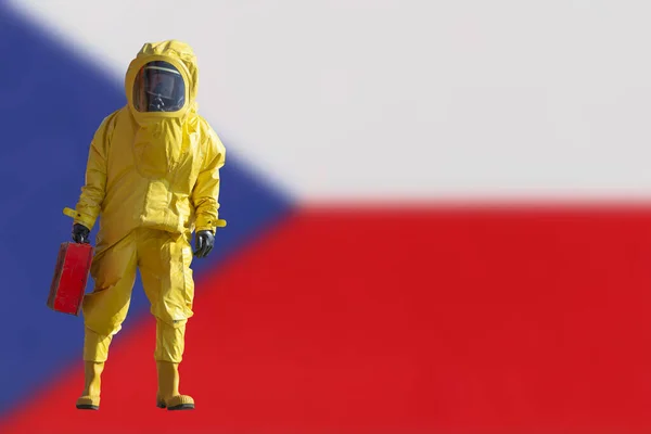 Isolerad Man Med Portfölj Gul Skyddsdräkt Tjeckiens Flagga Bakgrund Epidemiskt — Stockfoto